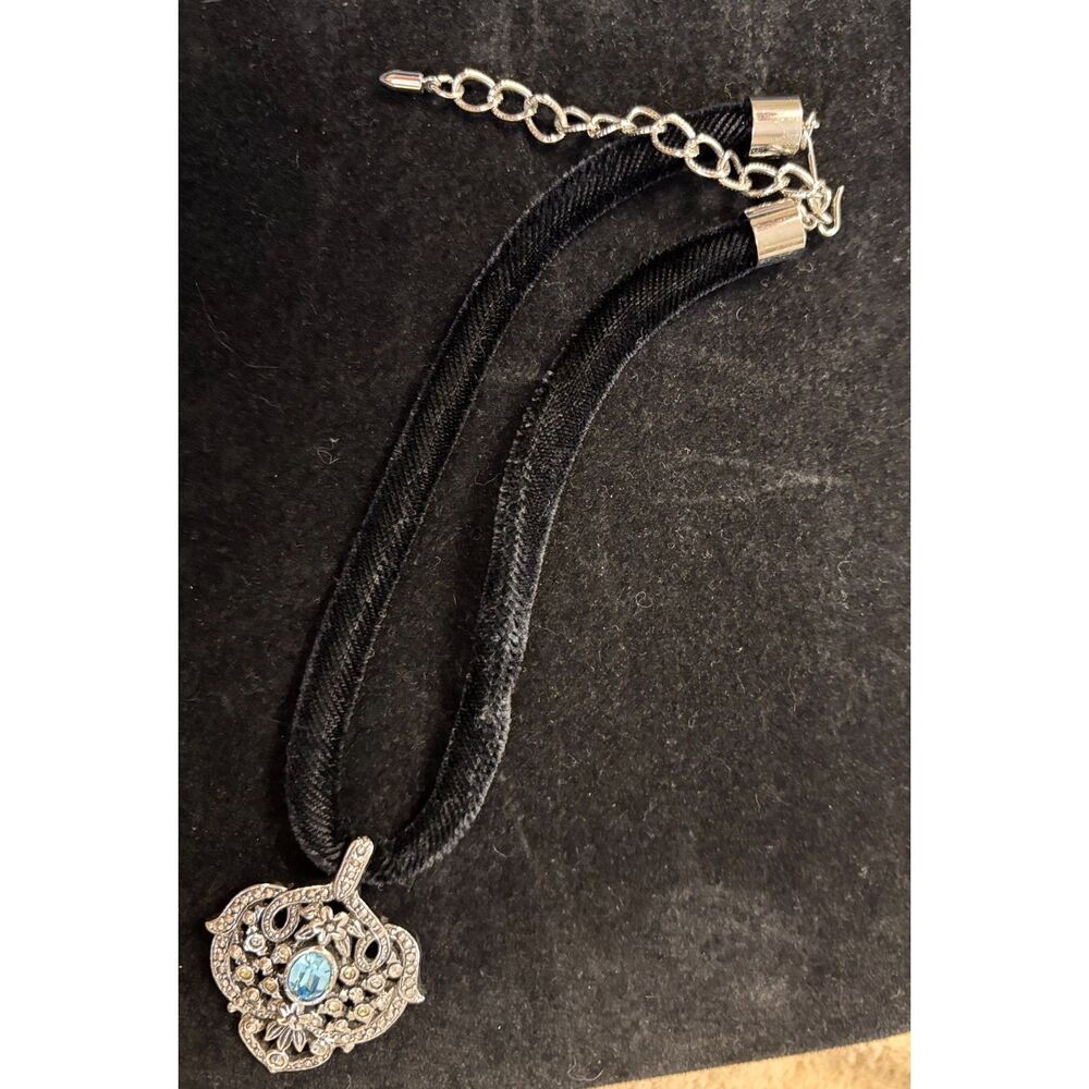 Vintage Avon Art Deco Gothic Filigree Choker Necklace with Blue Rhinestone - Picture 4 of 4